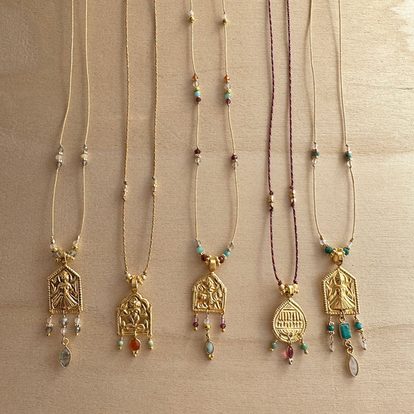 Sajani - Collier Médaillon & Gemmes