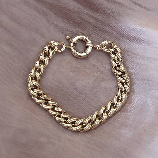 Chunky chain bracelet made of a thick chain and featuring a sailor clasp closure.