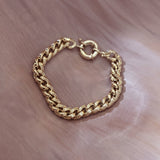 Chunky chain bracelet made of a thick chain and featuring a sailor clasp closure.