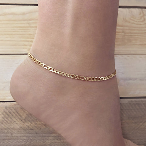 Ankle bracelet made of a flat curb chain with a mirror finish.
