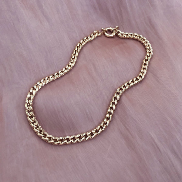 Chunky chain necklace made of a thick curb chain with a  dual texture. The closure is a sailor type clasp.