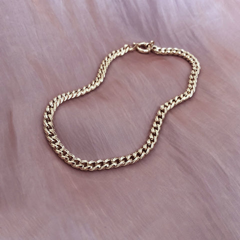 Chunky chain necklace made of a thick curb chain with a  dual texture. The closure is a sailor type clasp.